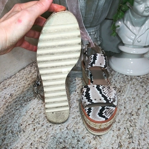Vince Camuto Marsa Black, Silver & Taupe, Faux Snakeskin Platform Sandals - Picture 12 of 13
